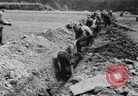 Standbild Arnstadt Konzentrationslager Espenfeld in der Nähe von Arnstadt Deutschland, 1945, aus Sekunde 46 historischem Filmmaterial Videoclip 65675060579