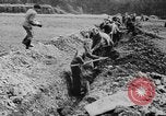 Standbild Arnstadt Konzentrationslager Espenfeld in der Nähe von Arnstadt Deutschland, 1945, aus Sekunde 47 historischem Filmmaterial Videoclip 65675060579
