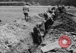 Standbild Arnstadt Konzentrationslager Espenfeld in der Nähe von Arnstadt Deutschland, 1945, aus Sekunde 49 historischem Filmmaterial Videoclip 65675060579