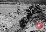 Standbild Arnstadt Konzentrationslager Espenfeld in der Nähe von Arnstadt Deutschland, 1945, aus Sekunde 51 historischem Filmmaterial Videoclip 65675060579