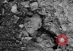 Standbild Arnstadt Konzentrationslager Espenfeld in der Nähe von Arnstadt Deutschland, 1945, aus Sekunde 57 historischem Filmmaterial Videoclip 65675060579