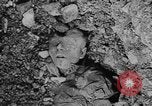 Standbild Arnstadt Konzentrationslager Espenfeld in der Nähe von Arnstadt Deutschland, 1945, aus Sekunde 58 historischem Filmmaterial Videoclip 65675060579