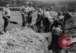 Standbild Arnstadt Konzentrationslager Espenfeld in der Nähe von Arnstadt Deutschland, 1945, aus Sekunde 60 historischem Filmmaterial Videoclip 65675060579