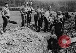 Standbild Arnstadt Konzentrationslager Espenfeld in der Nähe von Arnstadt Deutschland, 1945, aus Sekunde 61 historischem Filmmaterial Videoclip 65675060579