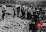 Standbild Arnstadt Konzentrationslager Espenfeld in der Nähe von Arnstadt Deutschland, 1945, aus Sekunde 62 historischem Filmmaterial Videoclip 65675060579