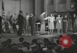 Standbild goldenen Hausschuhe Hollywood Los Angeles California USA, 1943, aus Sekunde 33 historischem Filmmaterial Videoclip 65675060594