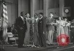 Standbild goldenen Hausschuhe Hollywood Los Angeles California USA, 1943, aus Sekunde 54 historischem Filmmaterial Videoclip 65675060594