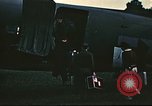 Image rapatrié les aviateurs américains partent sur C-47 Aéronefs Annecy France, 1944, de la seconde 27 séquences d'archives historiques vidéo 65675060616