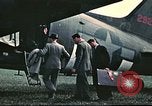 Image rapatrié les aviateurs américains partent sur C-47 Aéronefs Annecy France, 1944, de la seconde 34 séquences d'archives historiques vidéo 65675060616