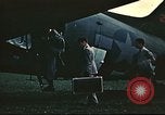 Image rapatrié les aviateurs américains partent sur C-47 Aéronefs Annecy France, 1944, de la seconde 44 séquences d'archives historiques vidéo 65675060616