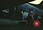 Image rapatrié les aviateurs américains partent sur C-47 Aéronefs Annecy France, 1944, de la seconde 45 séquences d'archives historiques vidéo 65675060616