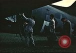 Image rapatrié les aviateurs américains partent sur C-47 Aéronefs Annecy France, 1944, de la seconde 47 séquences d'archives historiques vidéo 65675060616