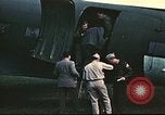 Image rapatrié les aviateurs américains partent sur C-47 Aéronefs Annecy France, 1944, de la seconde 60 séquences d'archives historiques vidéo 65675060616