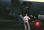 Image rapatrié les aviateurs américains partent sur C-47 Aéronefs Annecy France, 1944, de la seconde 61 séquences d'archives historiques vidéo 65675060616