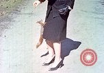 Immagine di Eva Braun allo zoo Berchtesgaden Germania, 1940, secondo 45 filmato di repertorio 65675060660