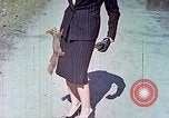 Immagine di Eva Braun allo zoo Berchtesgaden Germania, 1940, secondo 46 filmato di repertorio 65675060660