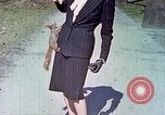 Immagine di Eva Braun allo zoo Berchtesgaden Germania, 1940, secondo 47 filmato di repertorio 65675060660