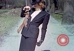 Immagine di Eva Braun allo zoo Berchtesgaden Germania, 1940, secondo 48 filmato di repertorio 65675060660