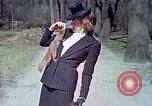 Immagine di Eva Braun allo zoo Berchtesgaden Germania, 1940, secondo 49 filmato di repertorio 65675060660