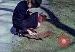 Immagine di Eva Braun allo zoo Berchtesgaden Germania, 1940, secondo 50 filmato di repertorio 65675060660