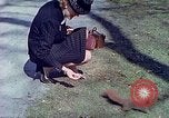Immagine di Eva Braun allo zoo Berchtesgaden Germania, 1940, secondo 51 filmato di repertorio 65675060660