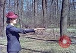 Immagine di Eva Braun allo zoo Berchtesgaden Germania, 1940, secondo 62 filmato di repertorio 65675060660