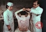 Standbild japanischen Atombombe Opfer Pflege Hiroshima Japan, 1946, aus Sekunde 27 historischem Filmmaterial Videoclip 65675060685