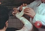 Standbild Handaufzug von Atombombe Hiroshima Japan, 1946, aus Sekunde 15 historischem Filmmaterial Videoclip 65675060686