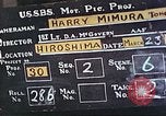 Standbild Burns auf der Rückseite der Atombombe Opfer Hiroshima Japan, 1946, aus Sekunde 17 historischem Filmmaterial Videoclip 65675060687