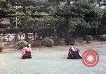 Standbild Junge japanische Frauen zeigen klassische Formen der Naginata-Selbstverteidigung Kyoto Japan, 1946, aus Sekunde 1 historischem Filmmaterial Videoclip 65675060732