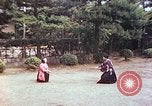 Standbild Junge japanische Frauen zeigen klassische Formen der Naginata-Selbstverteidigung Kyoto Japan, 1946, aus Sekunde 4 historischem Filmmaterial Videoclip 65675060732