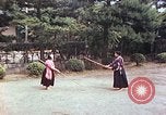 Standbild Junge japanische Frauen zeigen klassische Formen der Naginata-Selbstverteidigung Kyoto Japan, 1946, aus Sekunde 5 historischem Filmmaterial Videoclip 65675060732