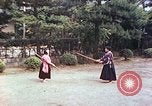 Standbild Junge japanische Frauen zeigen klassische Formen der Naginata-Selbstverteidigung Kyoto Japan, 1946, aus Sekunde 6 historischem Filmmaterial Videoclip 65675060732