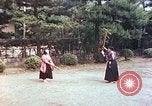 Standbild Junge japanische Frauen zeigen klassische Formen der Naginata-Selbstverteidigung Kyoto Japan, 1946, aus Sekunde 7 historischem Filmmaterial Videoclip 65675060732