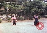 Standbild Junge japanische Frauen zeigen klassische Formen der Naginata-Selbstverteidigung Kyoto Japan, 1946, aus Sekunde 8 historischem Filmmaterial Videoclip 65675060732
