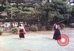 Standbild Junge japanische Frauen zeigen klassische Formen der Naginata-Selbstverteidigung Kyoto Japan, 1946, aus Sekunde 9 historischem Filmmaterial Videoclip 65675060732
