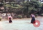 Standbild Junge japanische Frauen zeigen klassische Formen der Naginata-Selbstverteidigung Kyoto Japan, 1946, aus Sekunde 10 historischem Filmmaterial Videoclip 65675060732
