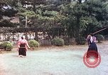 Standbild Junge japanische Frauen zeigen klassische Formen der Naginata-Selbstverteidigung Kyoto Japan, 1946, aus Sekunde 12 historischem Filmmaterial Videoclip 65675060732