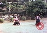 Standbild Junge japanische Frauen zeigen klassische Formen der Naginata-Selbstverteidigung Kyoto Japan, 1946, aus Sekunde 13 historischem Filmmaterial Videoclip 65675060732