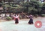 Standbild Junge japanische Frauen zeigen klassische Formen der Naginata-Selbstverteidigung Kyoto Japan, 1946, aus Sekunde 14 historischem Filmmaterial Videoclip 65675060732