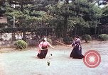 Standbild Junge japanische Frauen zeigen klassische Formen der Naginata-Selbstverteidigung Kyoto Japan, 1946, aus Sekunde 15 historischem Filmmaterial Videoclip 65675060732