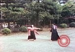 Standbild Junge japanische Frauen zeigen klassische Formen der Naginata-Selbstverteidigung Kyoto Japan, 1946, aus Sekunde 16 historischem Filmmaterial Videoclip 65675060732