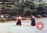Standbild Junge japanische Frauen zeigen klassische Formen der Naginata-Selbstverteidigung Kyoto Japan, 1946, aus Sekunde 17 historischem Filmmaterial Videoclip 65675060732
