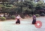 Standbild Junge japanische Frauen zeigen klassische Formen der Naginata-Selbstverteidigung Kyoto Japan, 1946, aus Sekunde 18 historischem Filmmaterial Videoclip 65675060732