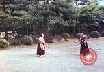 Standbild Junge japanische Frauen zeigen klassische Formen der Naginata-Selbstverteidigung Kyoto Japan, 1946, aus Sekunde 19 historischem Filmmaterial Videoclip 65675060732