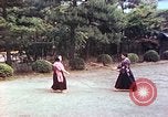 Standbild Junge japanische Frauen zeigen klassische Formen der Naginata-Selbstverteidigung Kyoto Japan, 1946, aus Sekunde 20 historischem Filmmaterial Videoclip 65675060732