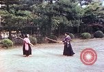 Standbild Junge japanische Frauen zeigen klassische Formen der Naginata-Selbstverteidigung Kyoto Japan, 1946, aus Sekunde 21 historischem Filmmaterial Videoclip 65675060732