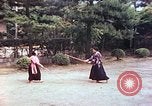 Standbild Junge japanische Frauen zeigen klassische Formen der Naginata-Selbstverteidigung Kyoto Japan, 1946, aus Sekunde 22 historischem Filmmaterial Videoclip 65675060732