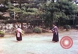 Standbild Junge japanische Frauen zeigen klassische Formen der Naginata-Selbstverteidigung Kyoto Japan, 1946, aus Sekunde 23 historischem Filmmaterial Videoclip 65675060732