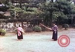 Standbild Junge japanische Frauen zeigen klassische Formen der Naginata-Selbstverteidigung Kyoto Japan, 1946, aus Sekunde 24 historischem Filmmaterial Videoclip 65675060732
